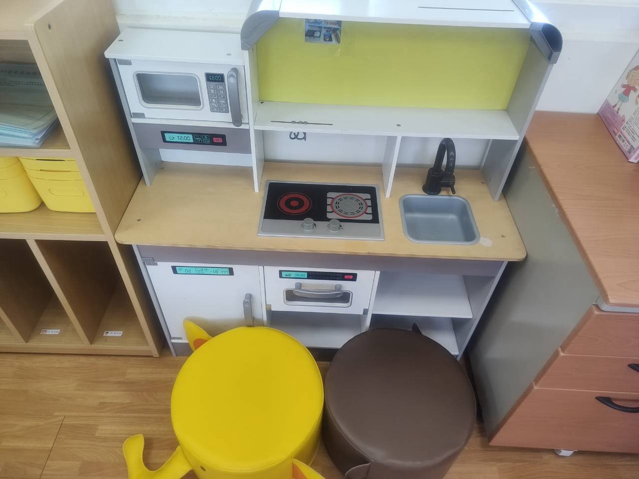 放了 Hape 頂級木製廚房玩具台（附微波爐、瓦斯爐、水槽）