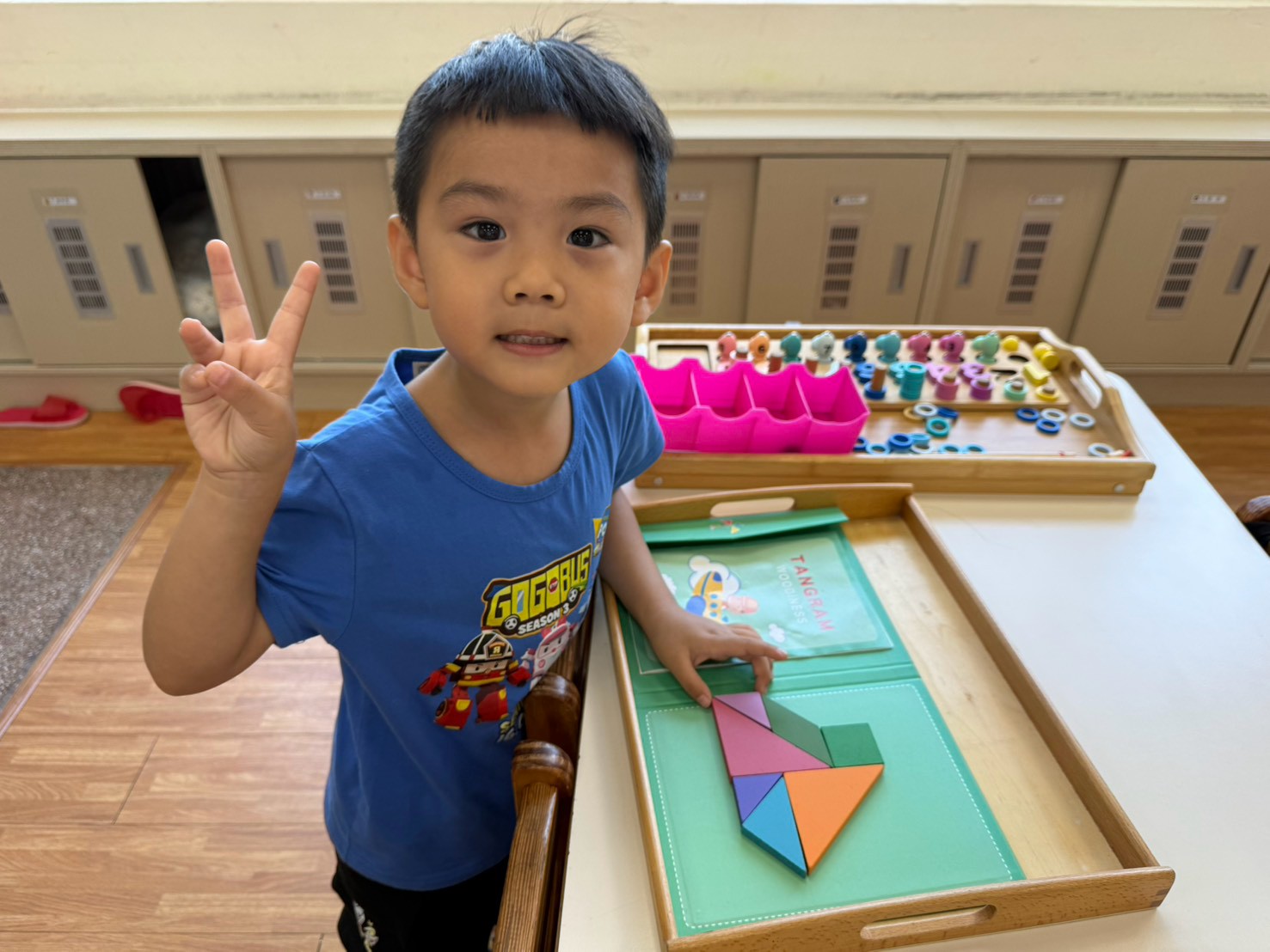 男孩在操作七巧板（Tangram）幾何圖形拼貼組合。